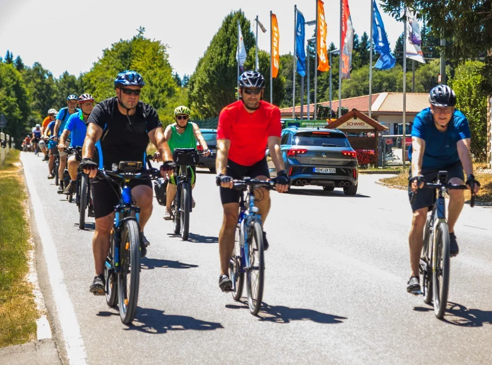 Nicht nur mit Worten, sondern auch mit Taten machten sich die Demonstranten für den Bau eines Radwegs zwischen B19 und Großkuchen stark. 