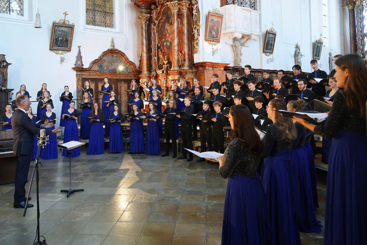 Am 1. August gestaltet der Neue Kammerchor Heidenheim in Oberelchingen das Nachtkonzert „Nachtklänge und Chorgenuss“.