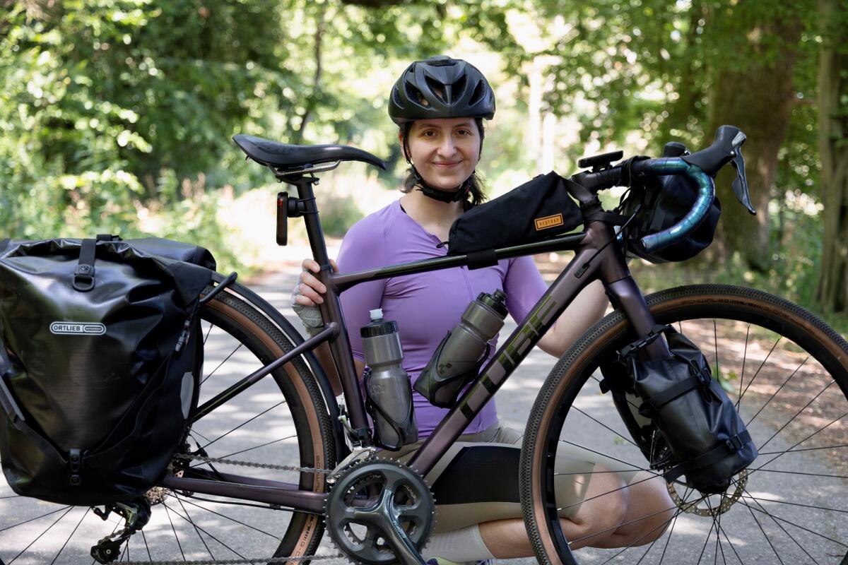 Rund 1700 Kilometer liegen vor der Künstlerin Lea Weber, ihre bisher längste Radreise und ein persönliches Abenteuer.