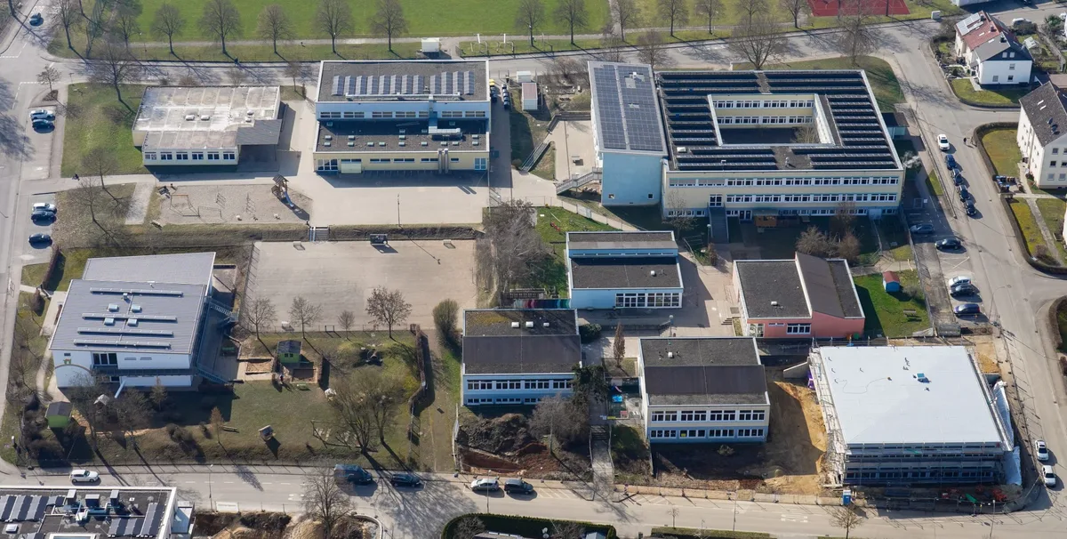 Weil die Jakob-Herbrandt-Schule in der Stadt bleibt, fällt der Neubau als Ersatz für den Pavillon 5 (links oben im Bild) an der Bühlschule kleiner aus. Pavillon 6 ist derzeit im Bau (im Bild rechts unten).