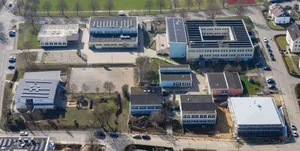 Giengen-Bühlschule-2026-03-07 (1) GEYER-LUFTBILD Weil die Jakob-Herbrandt-Schule in der Stadt bleibt, fällt der Neubau als Ersatz für den Pavillon 5 (links oben im Bild) an der Bühlschule kleiner aus. Pavillon 6 ist derzeit im Bau (im Bild rechts unten).
