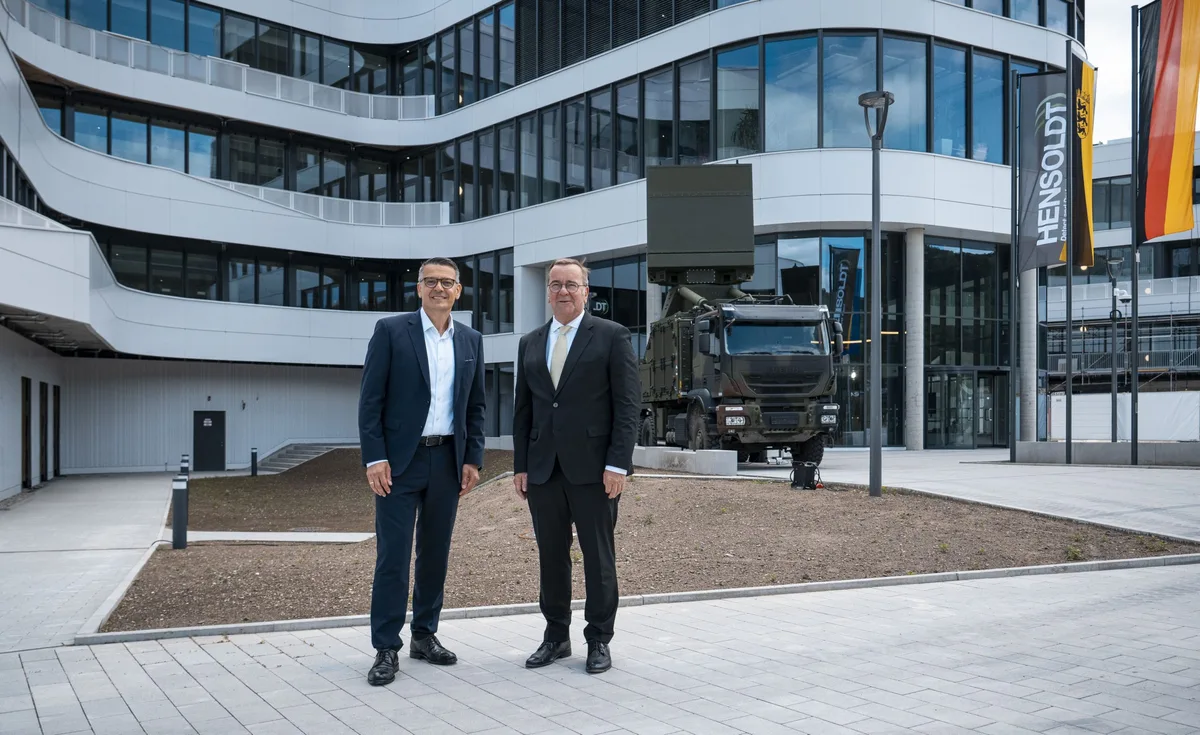 Hensoldt-Vorstandsvorsitzender Oliver Dörre gemeinsam mit dem Bundesminister der Verteidigung Boris Pistorius vor dem Hochleistungsradar TRML-4D und dem neuen Standort in Oberkochen.