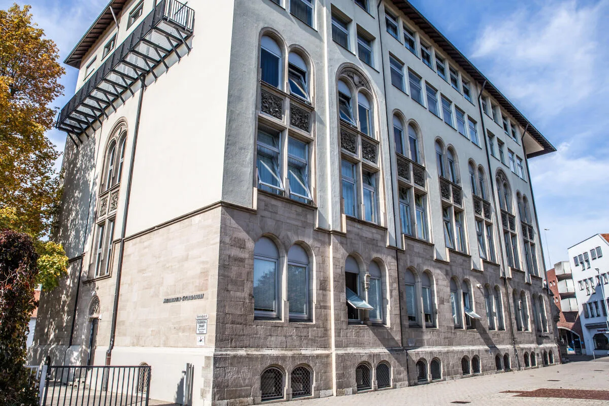 Das Hellenstein-Gymnasium gilt als ältestes Gymnasium von Heidenheim. Das ursprüngliche Schulgebäude stammt aus dem Jahr 1899.