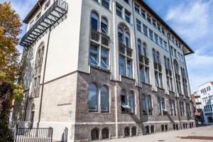 (ohne Überschrift) Das Hellenstein-Gymnasium gilt als ältestes Gymnasium von Heidenheim. Das ursprüngliche Schulgebäude stammt aus dem Jahr 1899.