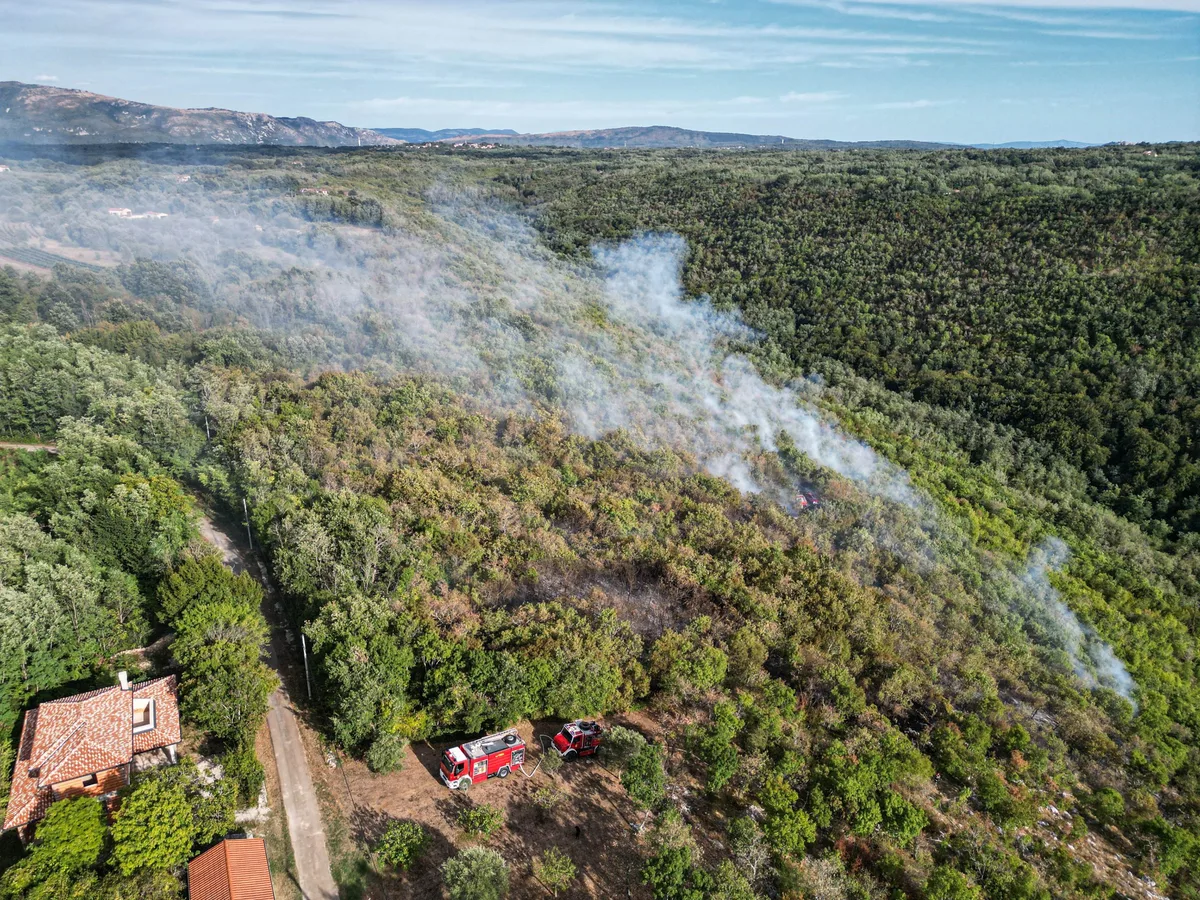 default Der Waldbrand nahe des kroatischen Ferienorts.