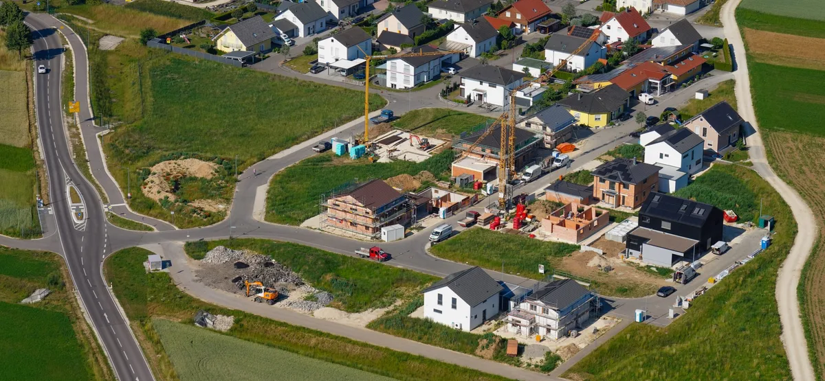Im Königsbronner Feld wird bereits fleißig gebaut. Die beiden freien Flächen an der Landesstraße stehen für Mehrfamilienhäuser zur Verfügung.