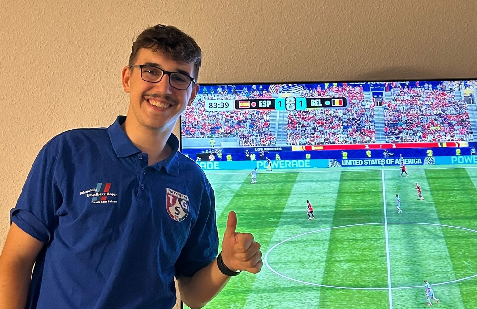 Gut gelaunt: Manuel Prenting aus Heidenheim schaut sich die Fußball-Weltmeisterschaft von A bis Z an. 