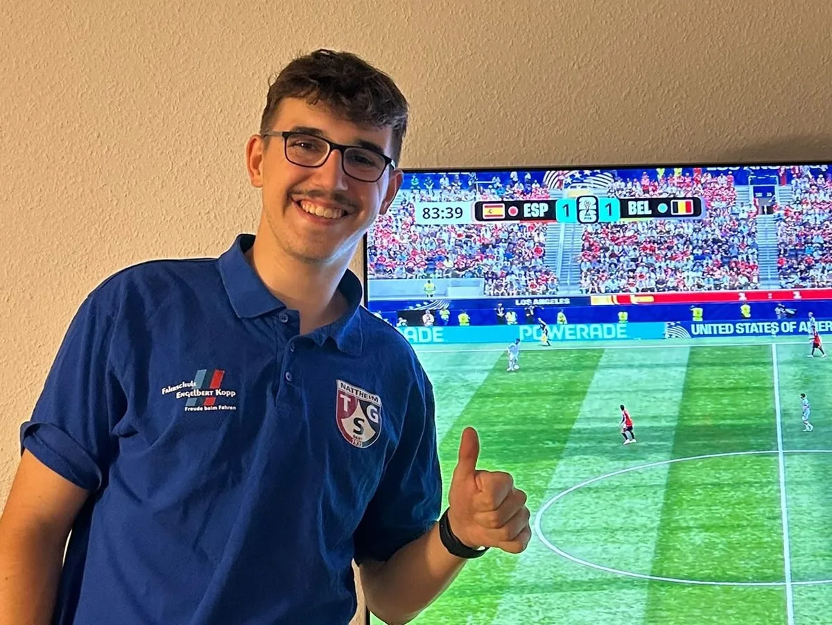 Gut gelaunt: Manuel Prenting aus Heidenheim schaut sich die Fußball-Weltmeisterschaft von A bis Z an. 