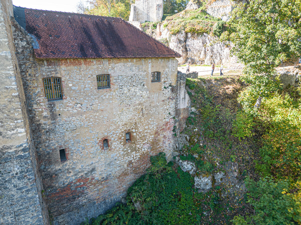 Um sie geht's: Die Nordmauer des Jagdhauses muss dringend saniert werden. Die Gesamtkosten betragen rund 240.000 Euro, von der Denkmalstiftung des Landes fließen nun 50.000 Euro an Förderung.