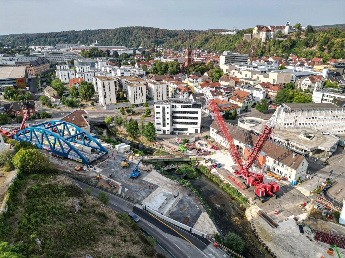 Ein Bild, das sich täglich verändert: Auf diesem Gelände westlich der Bundesstraße 19 beim Totenberg spielt sich der Neubau der Heidenheimer Eisenbahnbrücke ab. Derzeit wird der Großraupenkran zusammengesetzt, der die Stahlkonstruktion schlussendlich an ihren Bestimmungsort befördert.