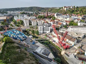 Ein Bild, das sich täglich verändert: Auf diesem Gelände westlich der Bundesstraße 19 beim Totenberg spielt sich der Neubau der Heidenheimer Eisenbahnbrücke ab. Derzeit wird der Großraupenkran zusammengesetzt, der die Stahlkonstruktion schlussendlich an ihren Bestimmungsort befördert.