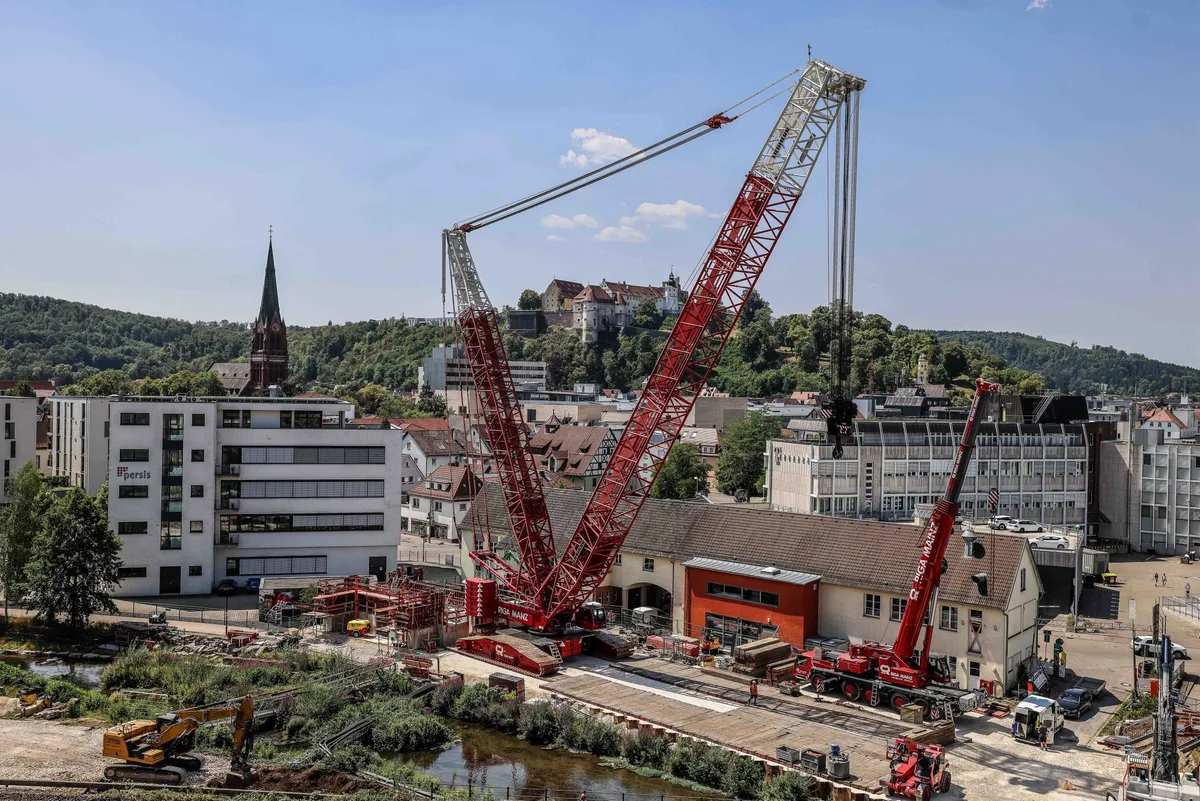Ein Bild, das sich täglich verändert: Auf diesem Gelände westlich der Bundesstraße 19 beim Totenberg spielt sich der Neubau der Heidenheimer Eisenbahnbrücke ab. Derzeit wird der Großraupenkran zusammengesetzt, der die Stahlkonstruktion schlussendlich an ihren Bestimmungsort befördert. 