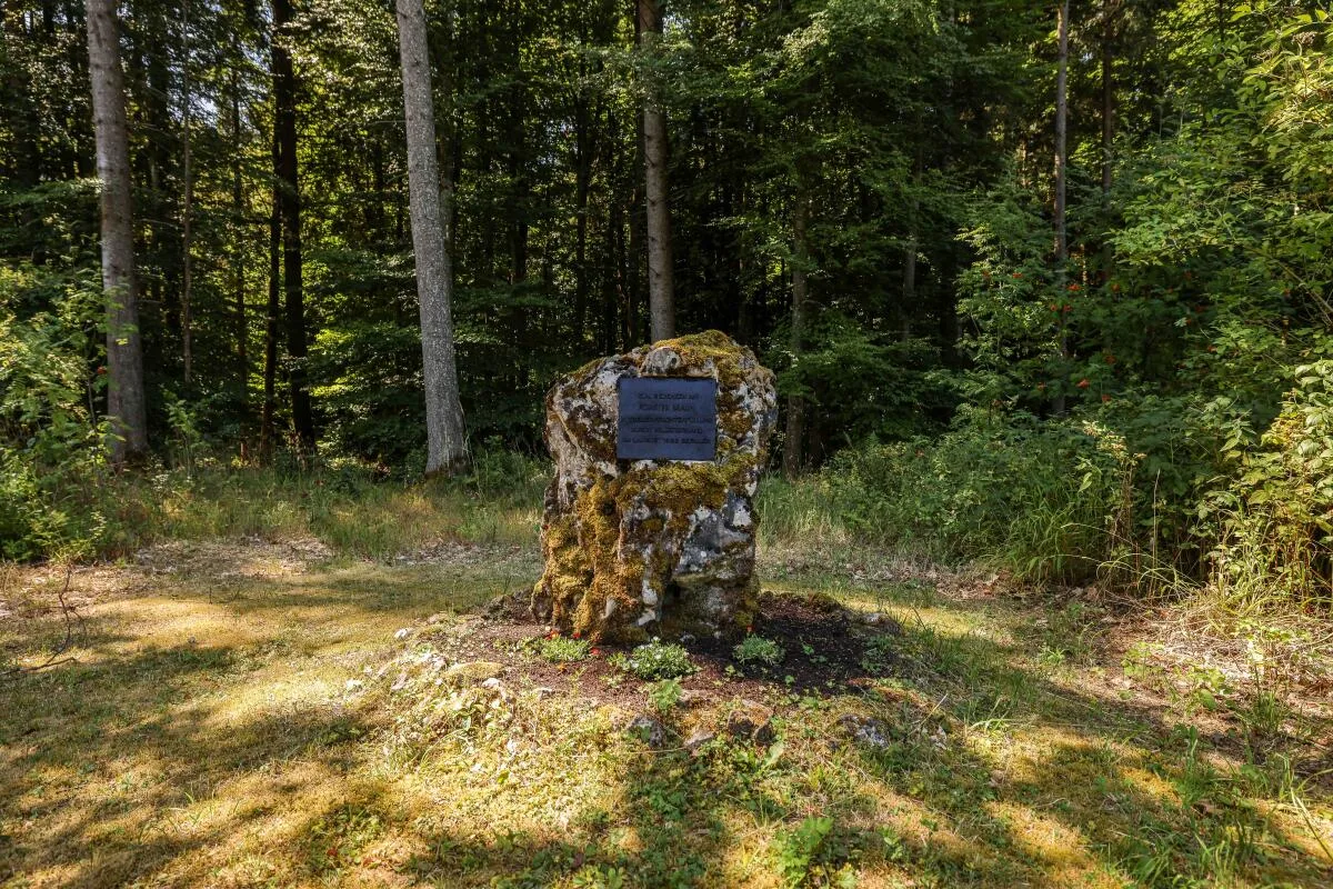 Ein Gedenkstein mit Plakette im Wald bei Ochsenberg erinnert noch heute an den vor 100 Jahren ermordeten Förster Wilhelm Braun.