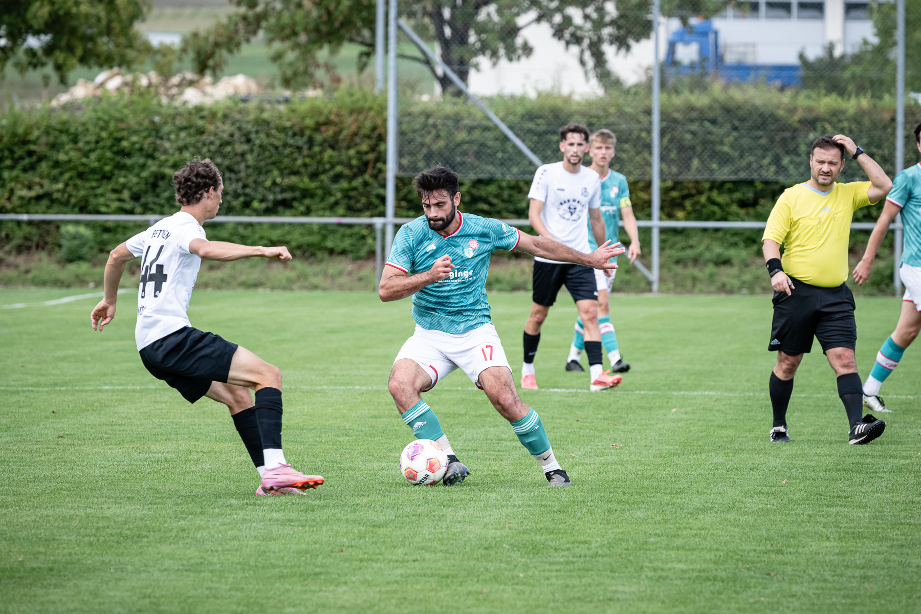Die SG Heldenfingen/Heuchlingen (türkis/weiß) unterliegt den Gästen der SG Bettringen (weiß/schwarz) mit 0:1