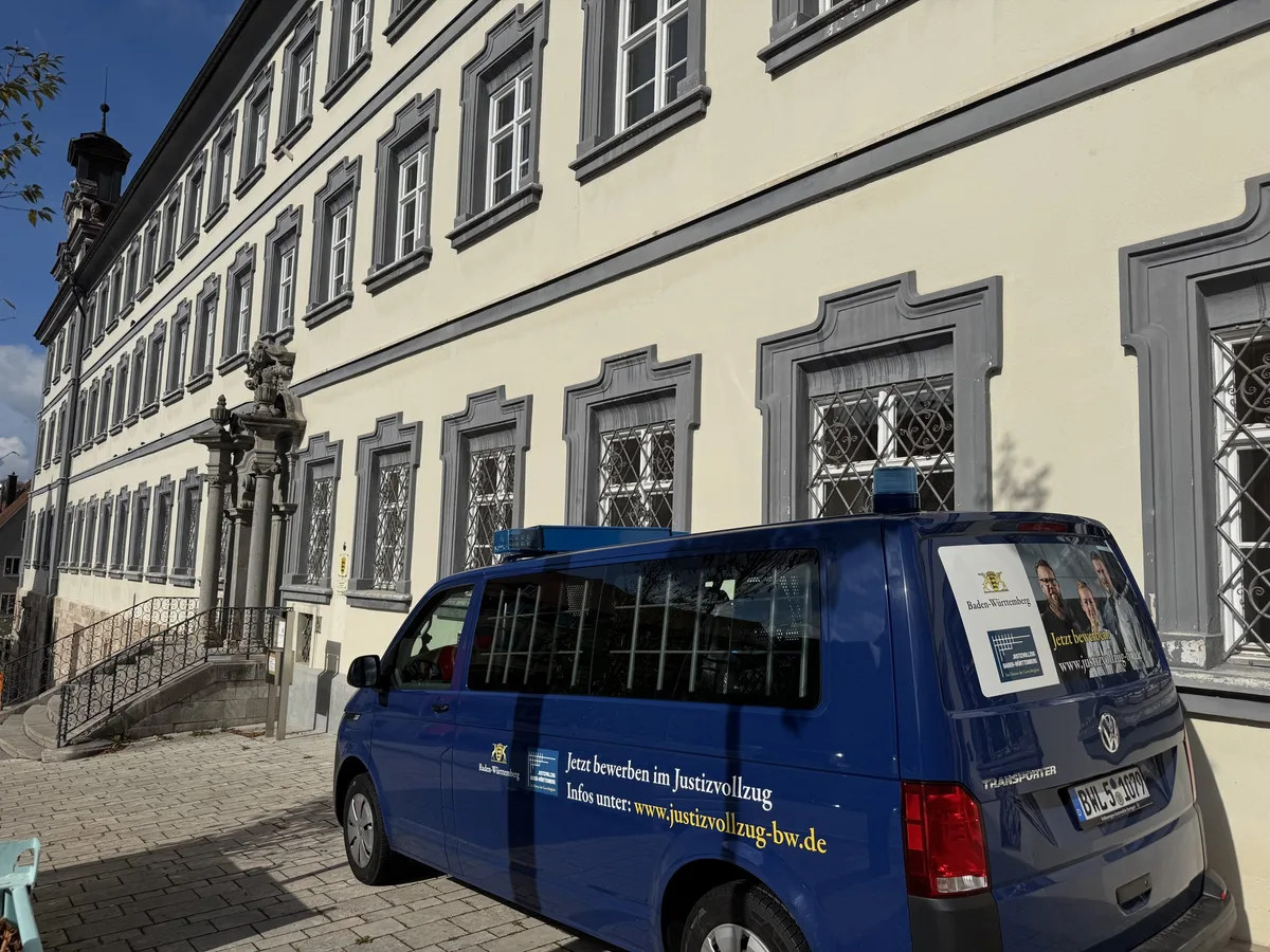 Lg Die Angeklagten werden aus verschiedenen Gefängnissen, in denen sie in Untersuchungshaft sitzen, zum Prozess am Ellwanger Landgericht gebracht.