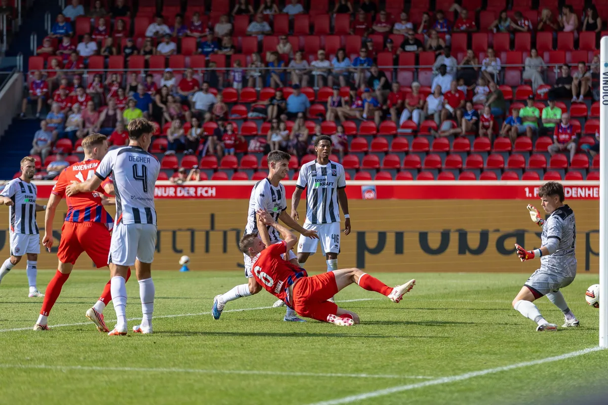 Der Kapitän geht voran: Patrick Mainka erzielt mit beherztem Einsatz den Treffer zum 3:1.