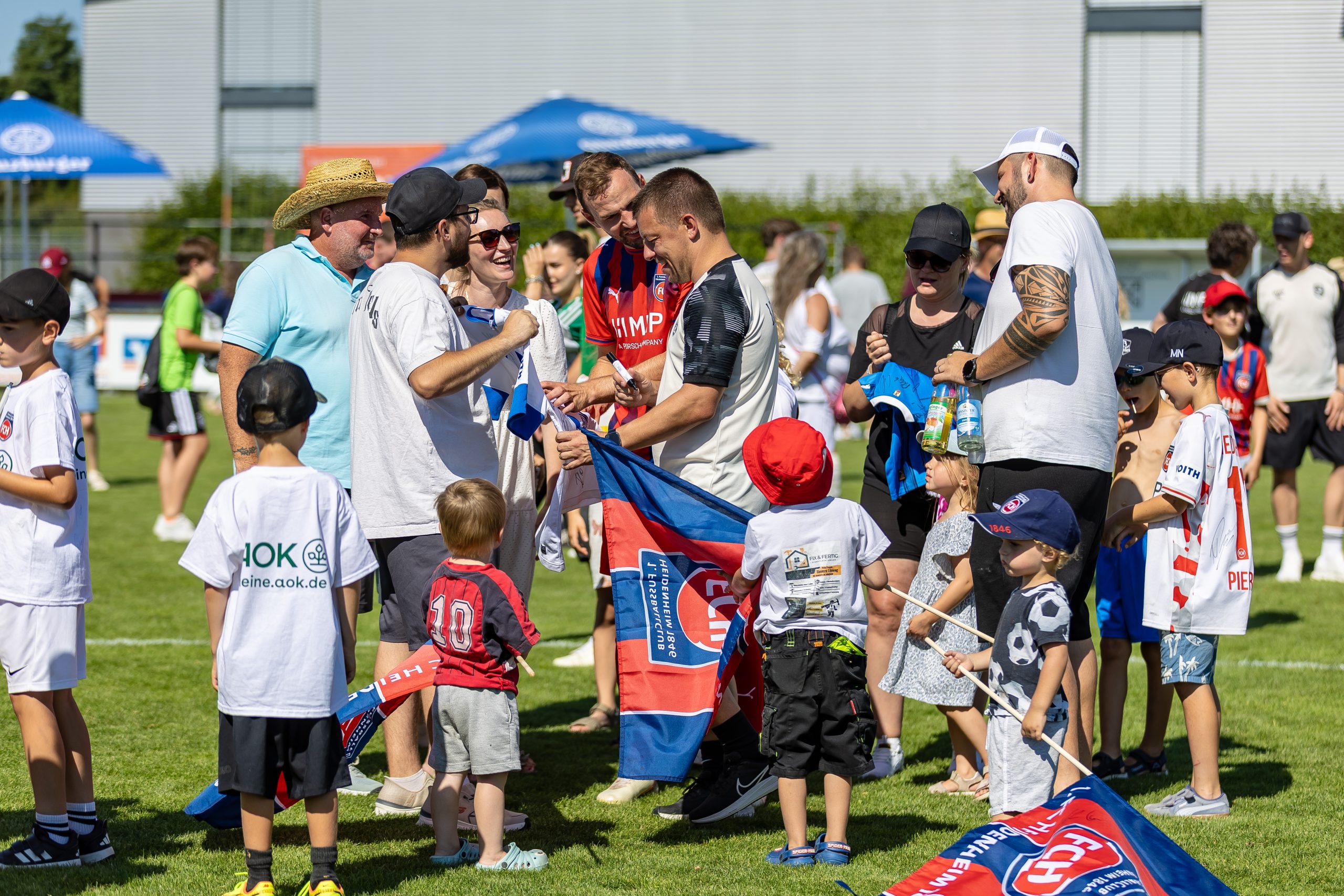 Mitten drin: Bastian Heidenfelder (beim Autogrammeschreiben), einst Spieler des 1. FC Heidenheim und jetzt Trainer der Spielgemeinschaft Langenau, nahm sich nach dem Freundschaftsspiel, ebenso wie FCH-Innenverteidiger Benedikt Gimber, Zeit für die Fans.