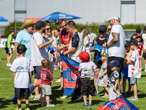 GER, SGM Langenau vs. 1.FC Heidenheim, Fussball, Testspiel, Saison 2026/2027, 11.07.2026 Mitten drin: Bastian Heidenfelder (beim Autogrammeschreiben), einst Spieler des 1. FC Heidenheim und jetzt Trainer der Spielgemeinschaft Langenau, nahm sich nach dem Freundschaftsspiel, ebenso wie FCH-Innenverteidiger Benedikt Gimber, Zeit für die Fans.