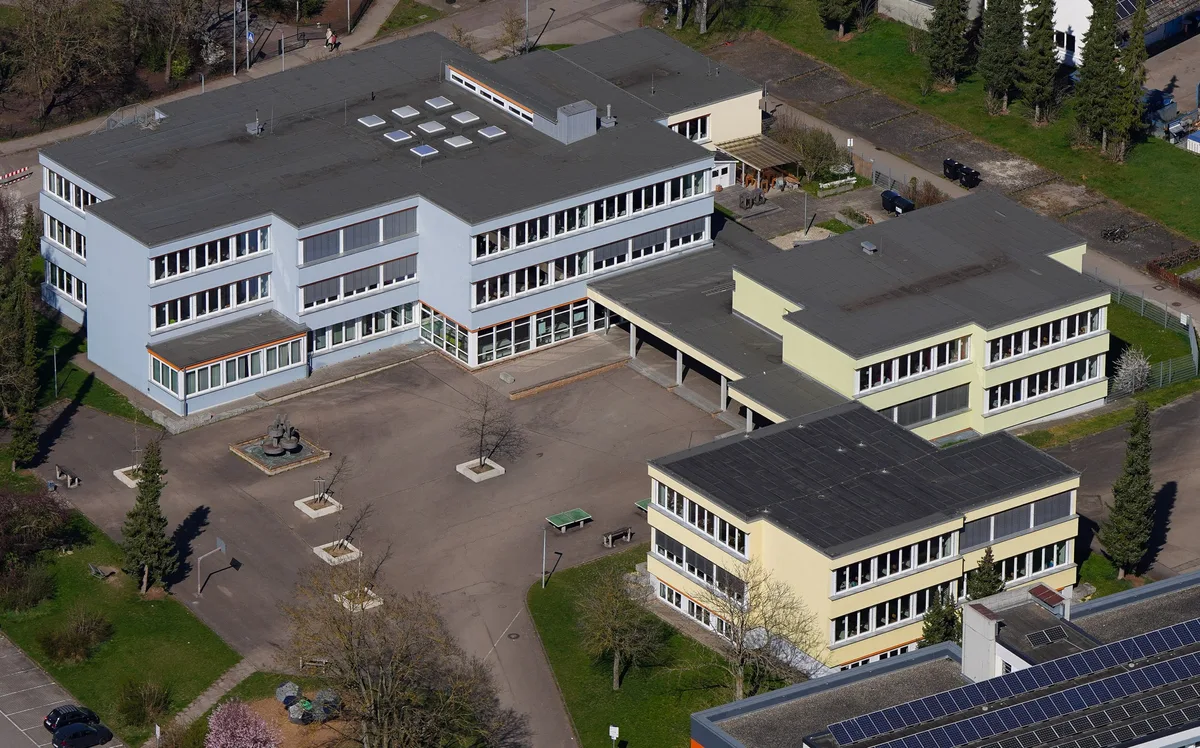 Giengen-Realschule-2025-04-08 (4) GEYER-LUFTBILD Gut geeignet für PV: das Dach der Realschule.
