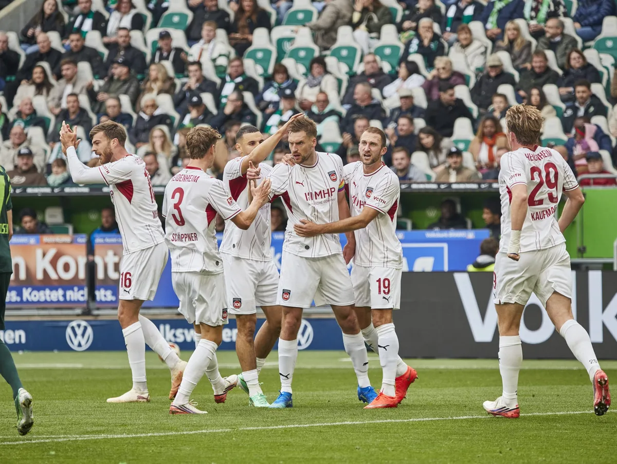 VfL Wolfsburg vs. 1. FC Heidenheim 1846, 2. Fussball Bundesliga, 2. BL, 2. Buli, Volkswagen Arena, Zweite Bundesliga, 8. Spieltag, Saison 2026/2027, 17.10.2026 Nach dem 1:1 des 1. FC Heidenheim beim VfL Wolfsburg: Torschütze Patrick Mainka (Dritter von rechts), rechts neben ihm ist Jonas Föhrenbach zu sehen.