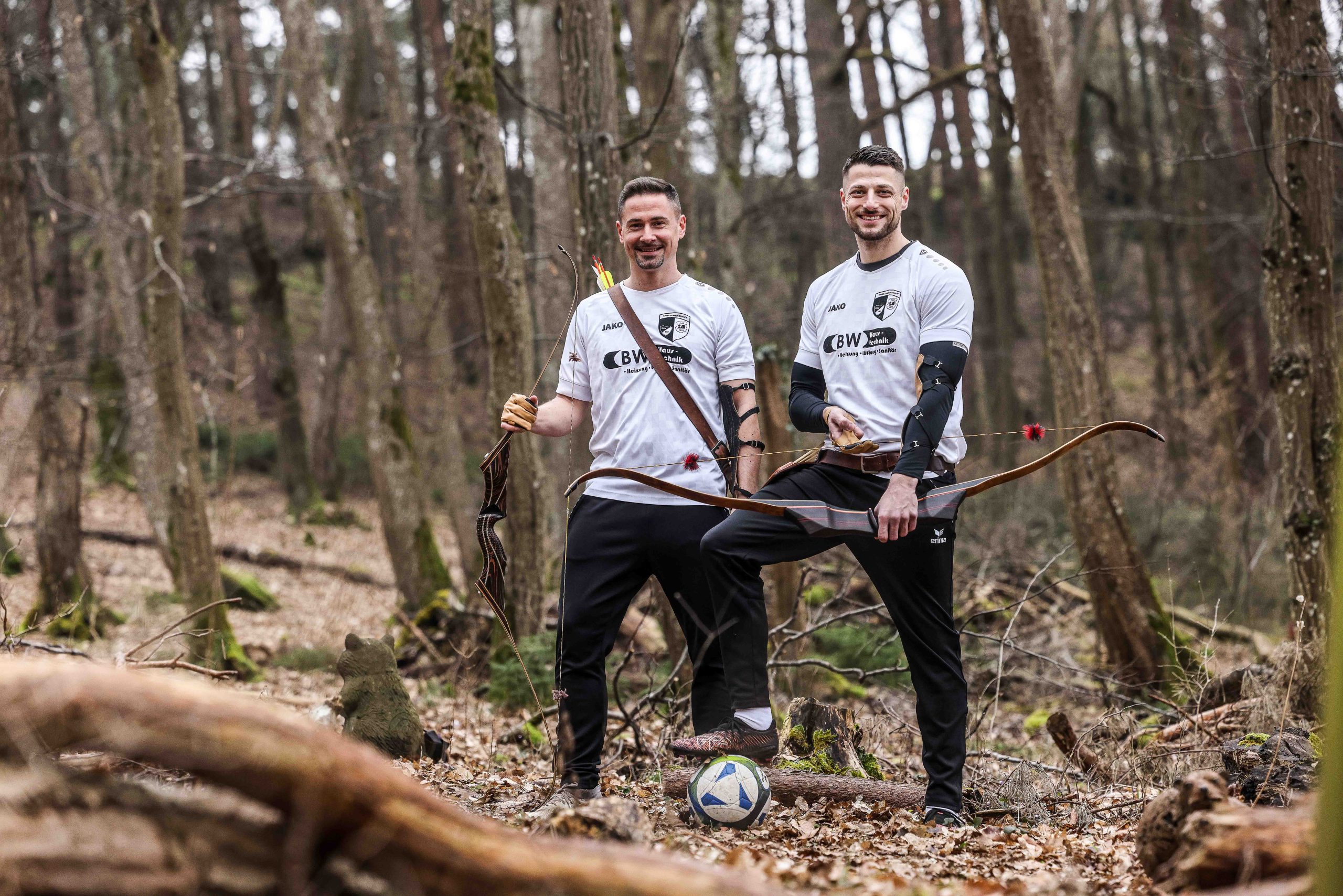 Wald statt Rasen: Die Fußballer Nico Schellenberger (links) und Marcel Hartmann von der Spielgemeinschaft Burgberg/Hohenmemmingen folgten einer Einladung der Hermaringer Güssenjäger.