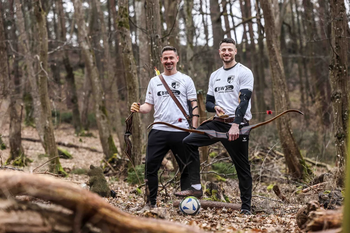 Die Fußballer Nico Schellenberger und Marcel Hartmann versuchen sich als Bogenschützen. Begleitet von Bogenexperte Timo Oppold. Fotos: Rudi Penk Wald statt Rasen: Die Fußballer Nico Schellenberger (links) und Marcel Hartmann von der Spielgemeinschaft Burgberg/Hohenmemmingen folgten einer Einladung der Hermaringer Güssenjäger.