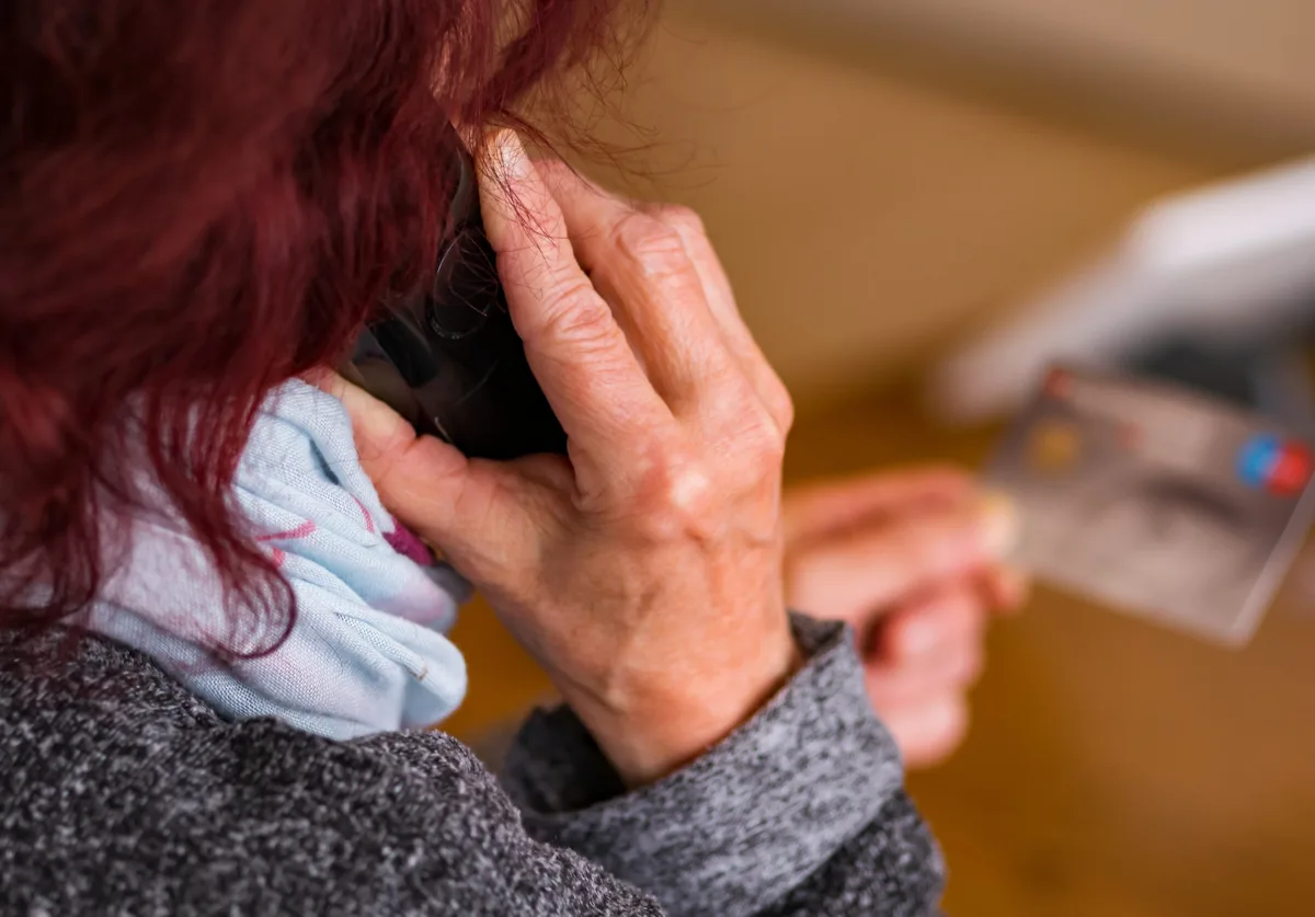 Betrüger geben sich am Telefon als Mitarbeiter des Pflegestützpunkts aus.