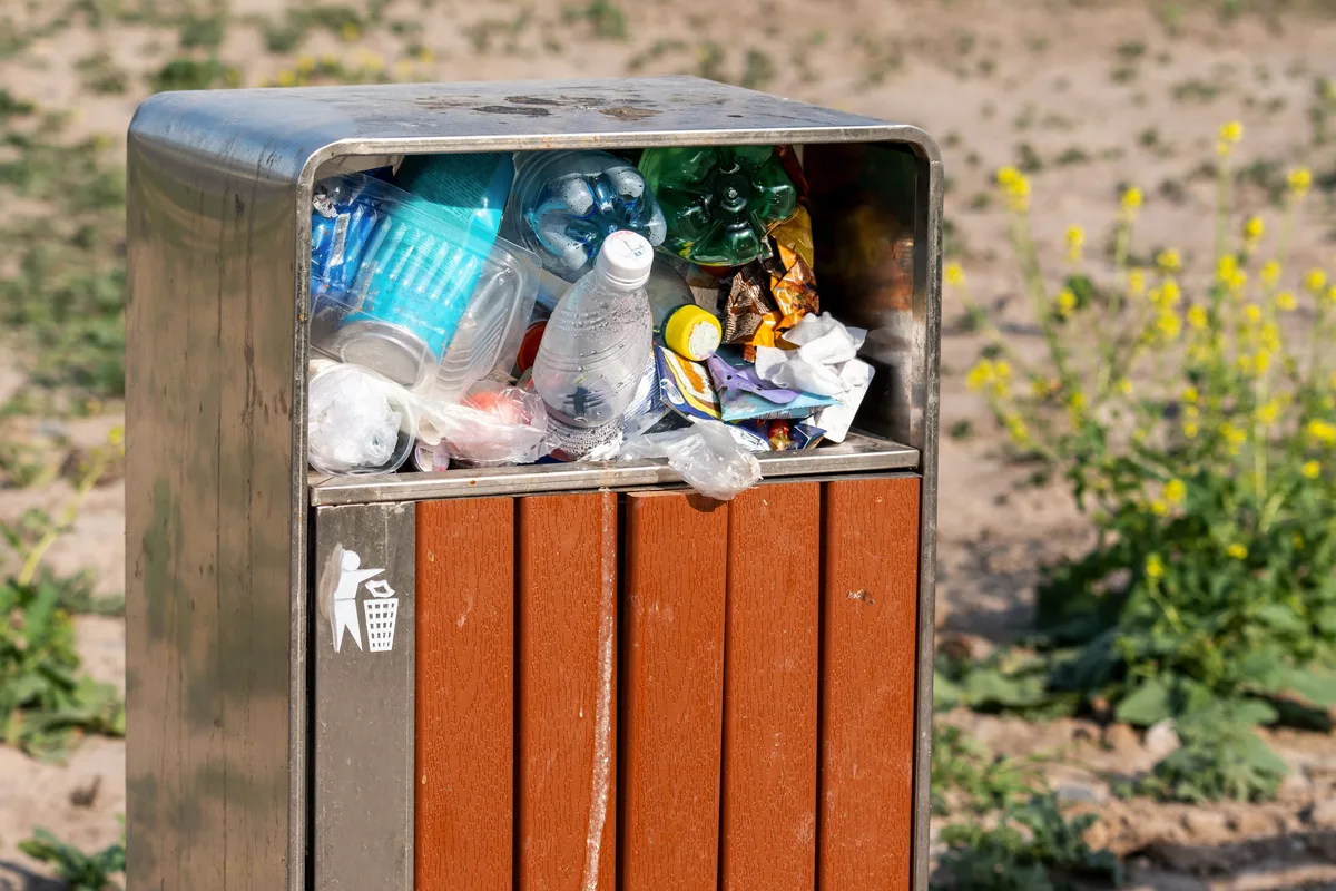 Überfüllte Mülleimer, wie hier symbolisch dargestellt, kennt man auch in Heidenheim. Der CDU-Stadtverband setzt sich nun für mehr Sauberkeit im Stadtgebiet ein.