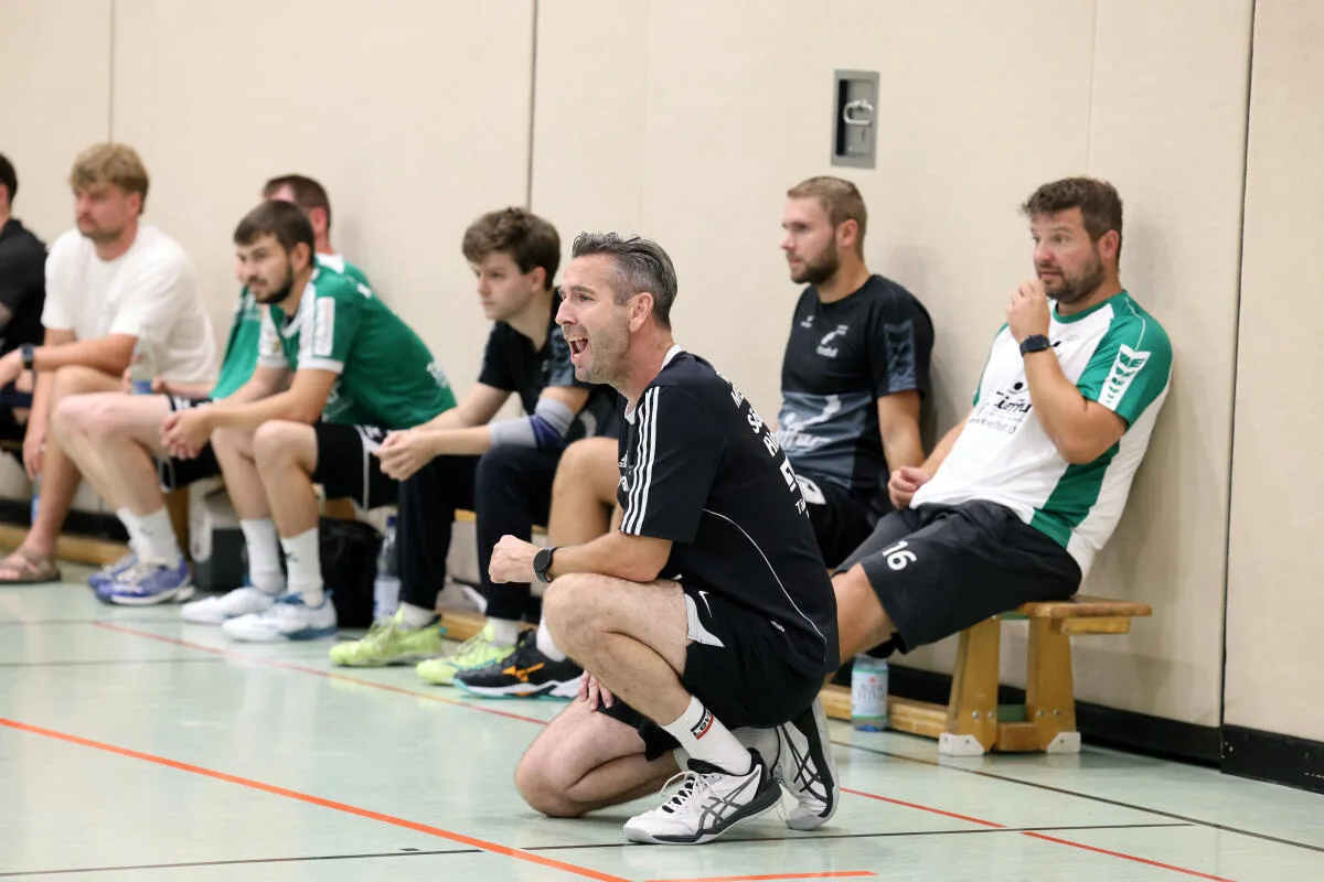 Seinheims Trainer Gerhard Fetzer beim Testspiel gegen die SHB in der Herbrechtinger Bibrishalle.