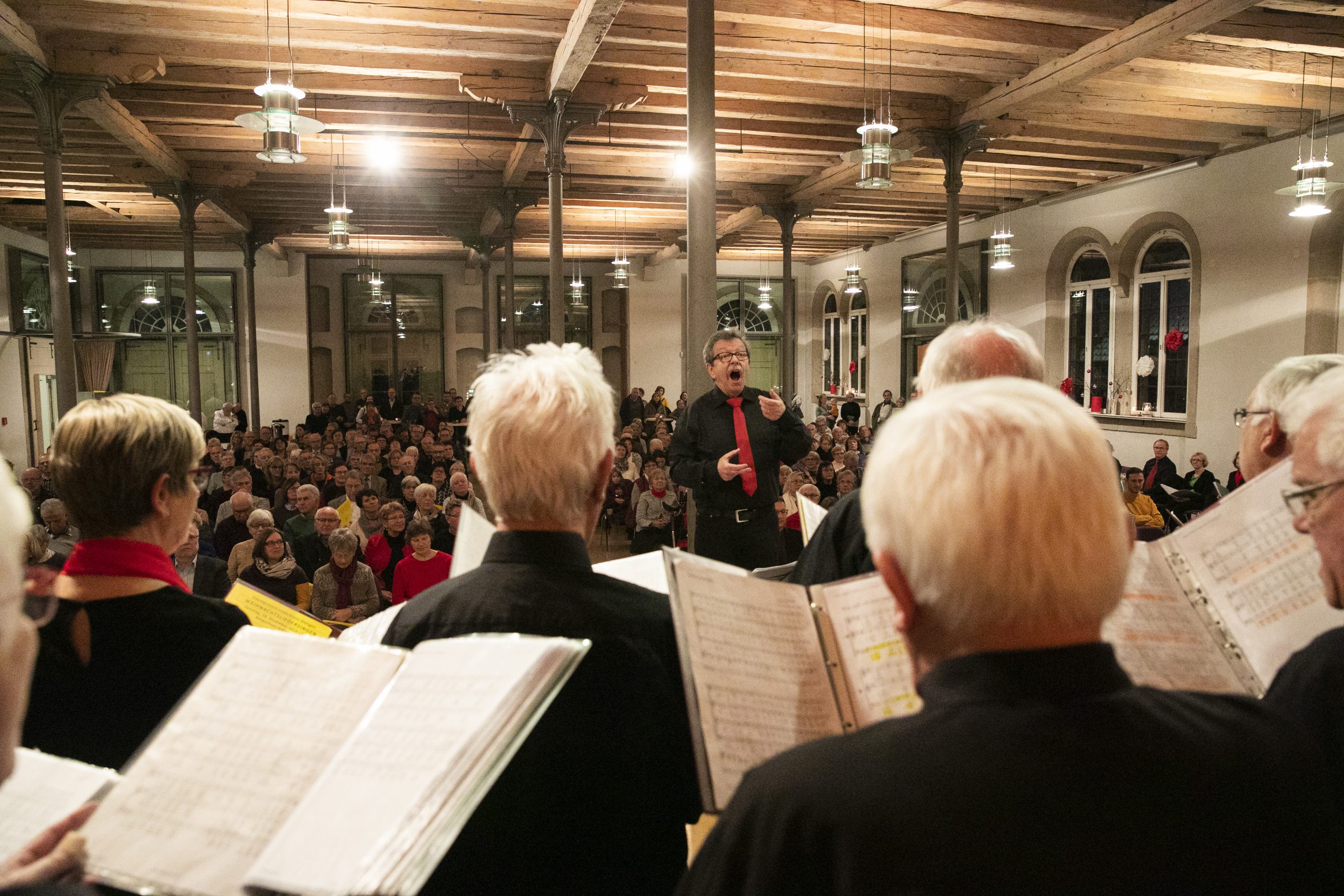 Ulrich Meier in Aktion: Hier beim Weihnachtsliedersingen in der Schranne. Im Bürgerhaus wird er sein Abschiedskonzert als Leiter von Cantabile absolvieren.