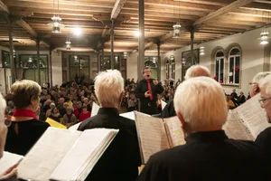 11409797 Ulrich Meier in Aktion: Hier beim Weihnachtsliedersingen in der Schranne. Im Bürgerhaus wird er sein Abschiedskonzert als Leiter von Cantabile absolvieren.