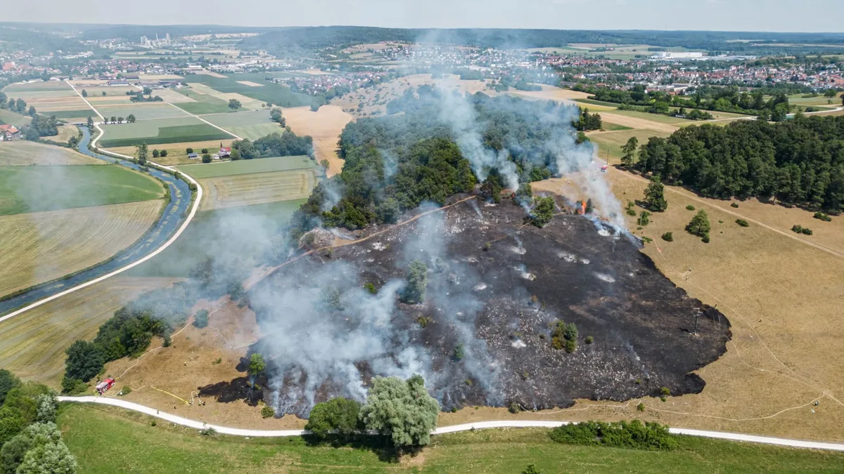 Die Feuerwehr ist vor Ort. Es kommt zu einer starken Rauchentwicklung.