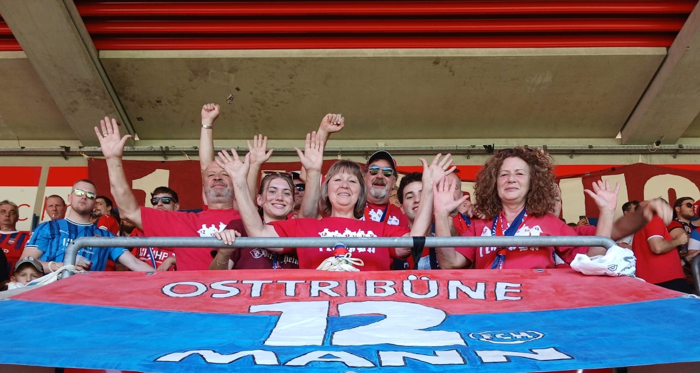 Ein Gruß vom „12. „Mann“: Die kleine Fangruppe des 1. FC Heidenheim ist auf der Osttribüne der Voith-Arena beheimatet.