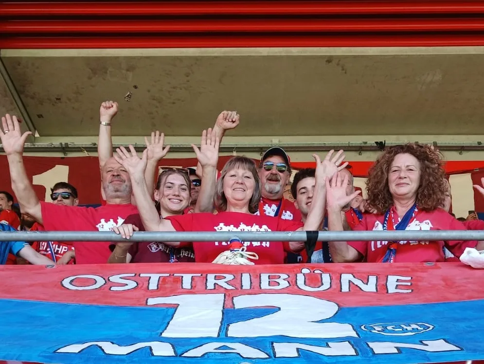 12. Mann Ein Gruß vom „12. „Mann“: Die kleine Fangruppe des 1. FC Heidenheim ist auf der Osttribüne der Voith-Arena beheimatet.
