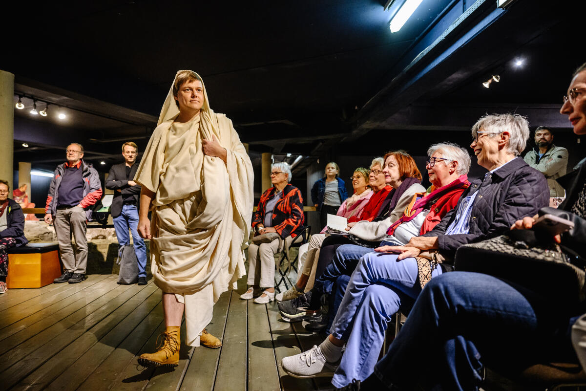 Sehr schick: So also sah eine Modenschau vor 2000 Jahren aus? Zu sehen im Museum im Römerbad bei der Museumsnacht in Heidenheim.