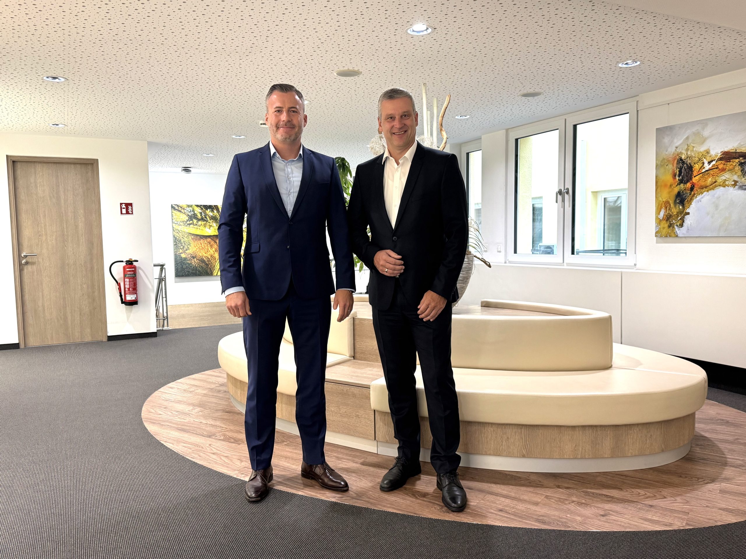 Sind mit Ergebnis des Geschäftsjahres 2025 und der aktuellen Situation zufrieden: die Volksbank-Brenztal-Vorstände Matthias Miller und Jochen Wahl (rechts).