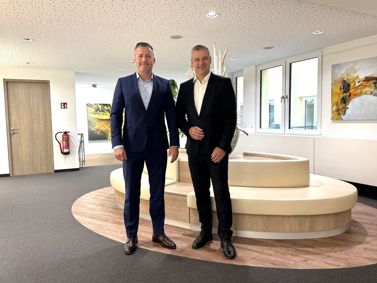 Sind mit Ergebnis des Geschäftsjahres 2025 und der aktuellen Situation zufrieden: die Volksbank-Brenztal-Vorstände Matthias Miller und Jochen Wahl (rechts).