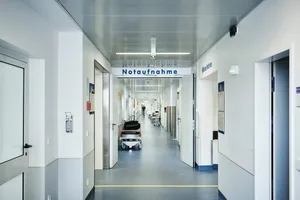 Notaufnahme Eingang Krankenhaus Bett Niemand So leer soll es in der Dillinger Notaufnahme nur selten sein. Man werde überrannt, sagt die Klinik-Chefin.