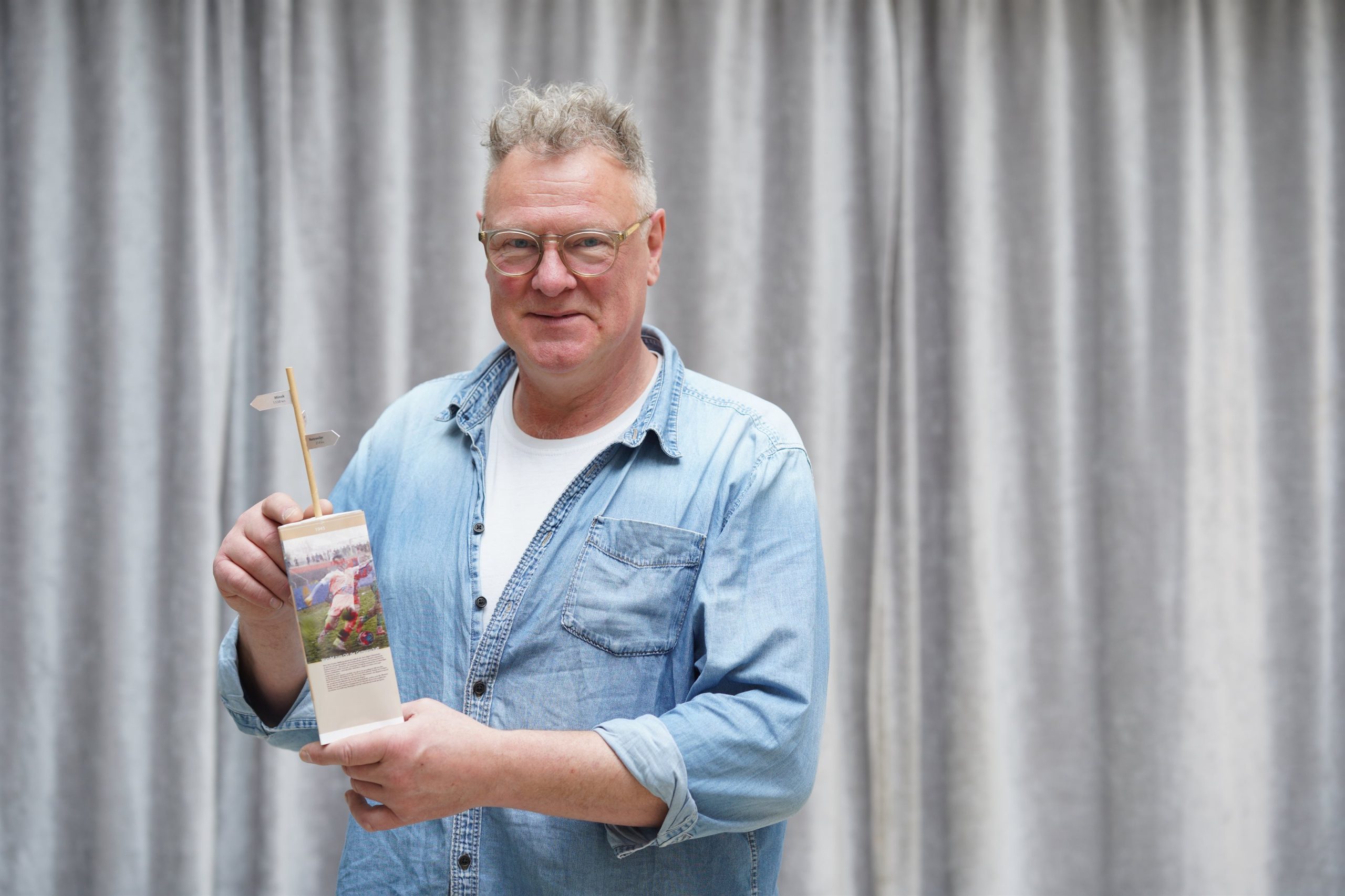 Rainer Jooß zeigt ein Modell der Stele, die an der Voith-Arena aufgestellt werden soll.