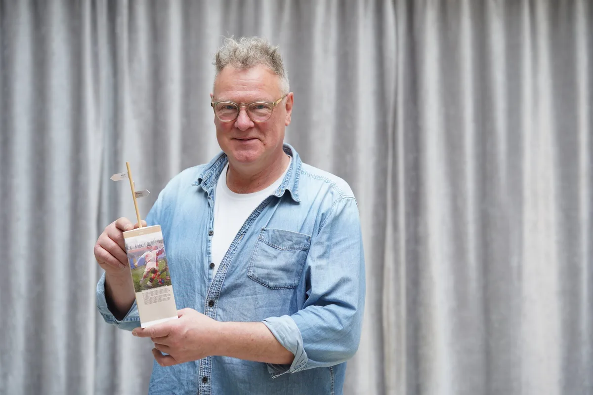 Rainer Jooß zeigt ein Modell der Stele, die an der Voith-Arena aufgestellt werden soll.