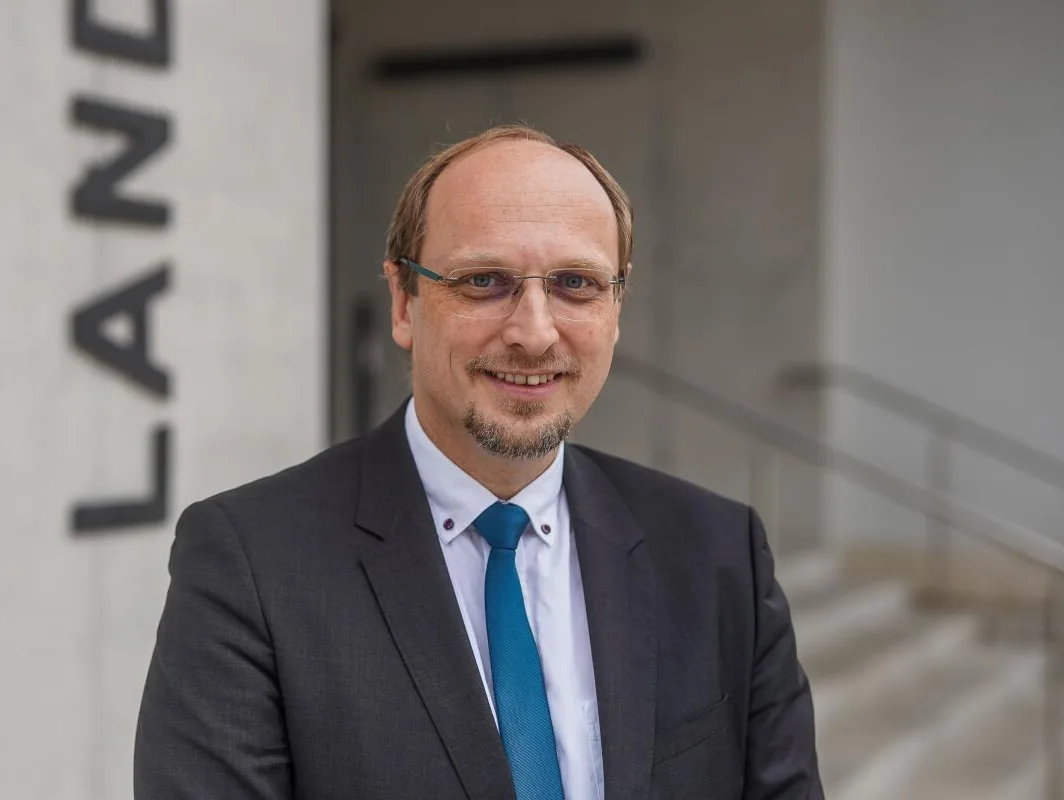 Dr. Sebastian Meier hat den Auftrag, die Abfallwirtschaft im Landkreis Heidenheim effizienter zu machen. Dr. Sebastian Meier hat den Auftrag, die Abfallwirtschaft im Landkreis Heidenheim effizienter zu machen.