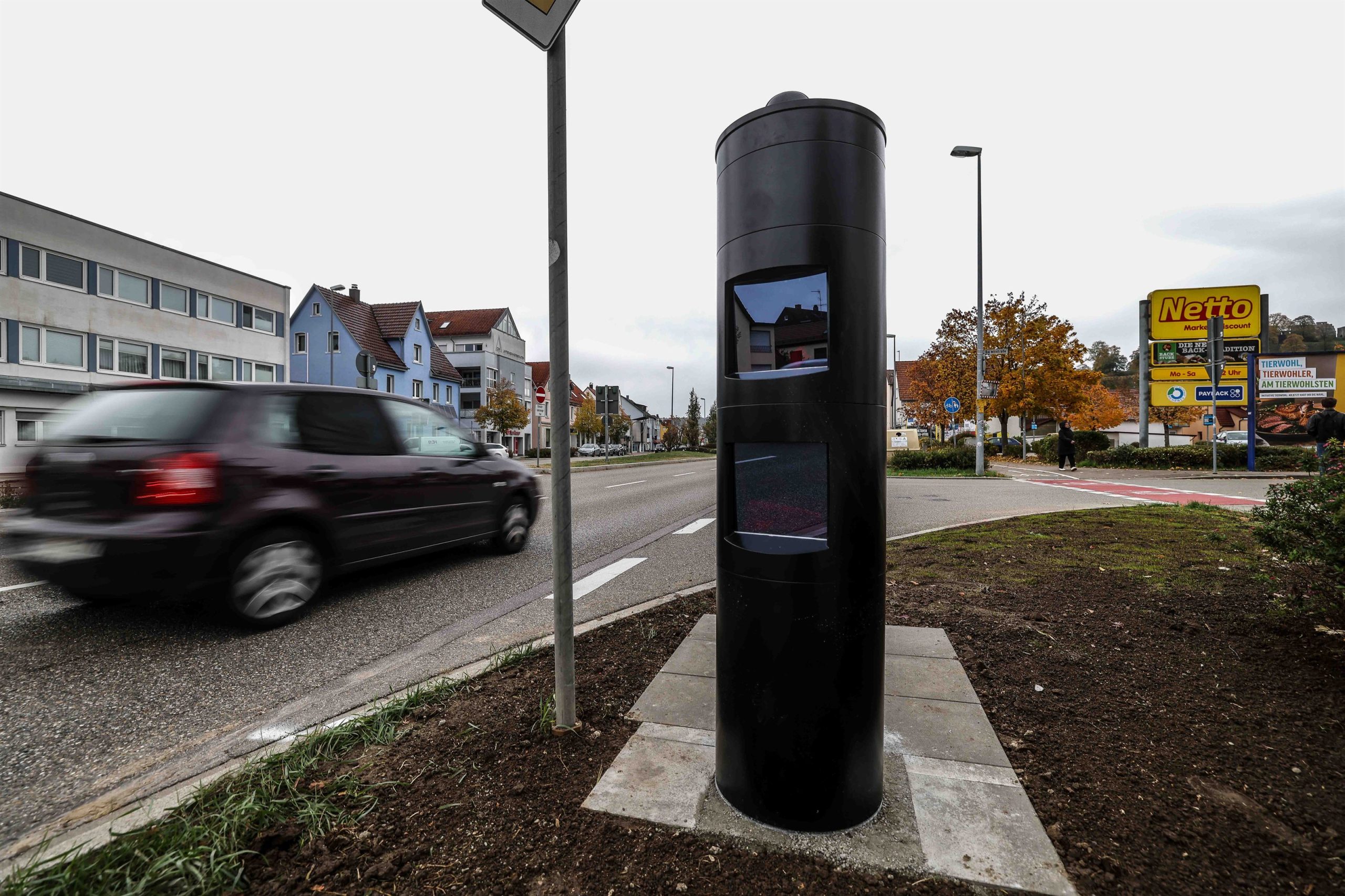 Nicht zu übersehen: Einer der neuen Blitzer steht an der Einmündung der Darwin- in die Clichystraße. 