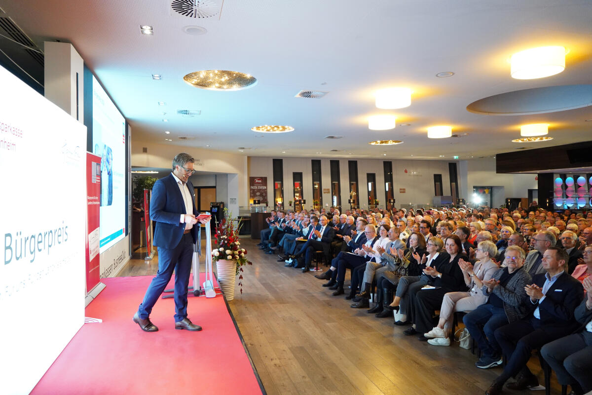 Die Kreissparkasse und die Hanns-Voith-Stiftung verliehen zum 13. Mal den Bürgerpreis für ehrenamtliches Engagement in vier Kategorien. HZ-Verleger Martin Wilhelm moderierte die Veranstaltung im Sparkassen-Business-Club.