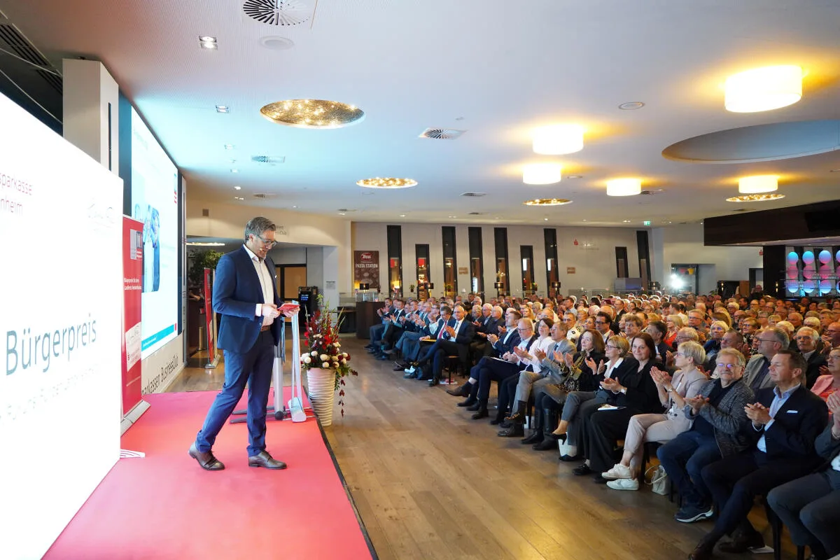 Bürgerpreis wird verliehen 2026 Die Kreissparkasse und die Hanns-Voith-Stiftung verliehen zum 13. Mal den Bürgerpreis für ehrenamtliches Engagement in vier Kategorien. HZ-Verleger Martin Wilhelm moderierte die Veranstaltung im Sparkassen-Business-Club.