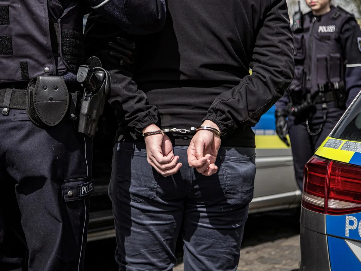 Mutmaßlicher Täter wird von Polizisten vorläufig festgenommen. Symbolbild Mutmaßlicher Täter wird von Polizisten vorläufig festgenommen. Symbolbild
