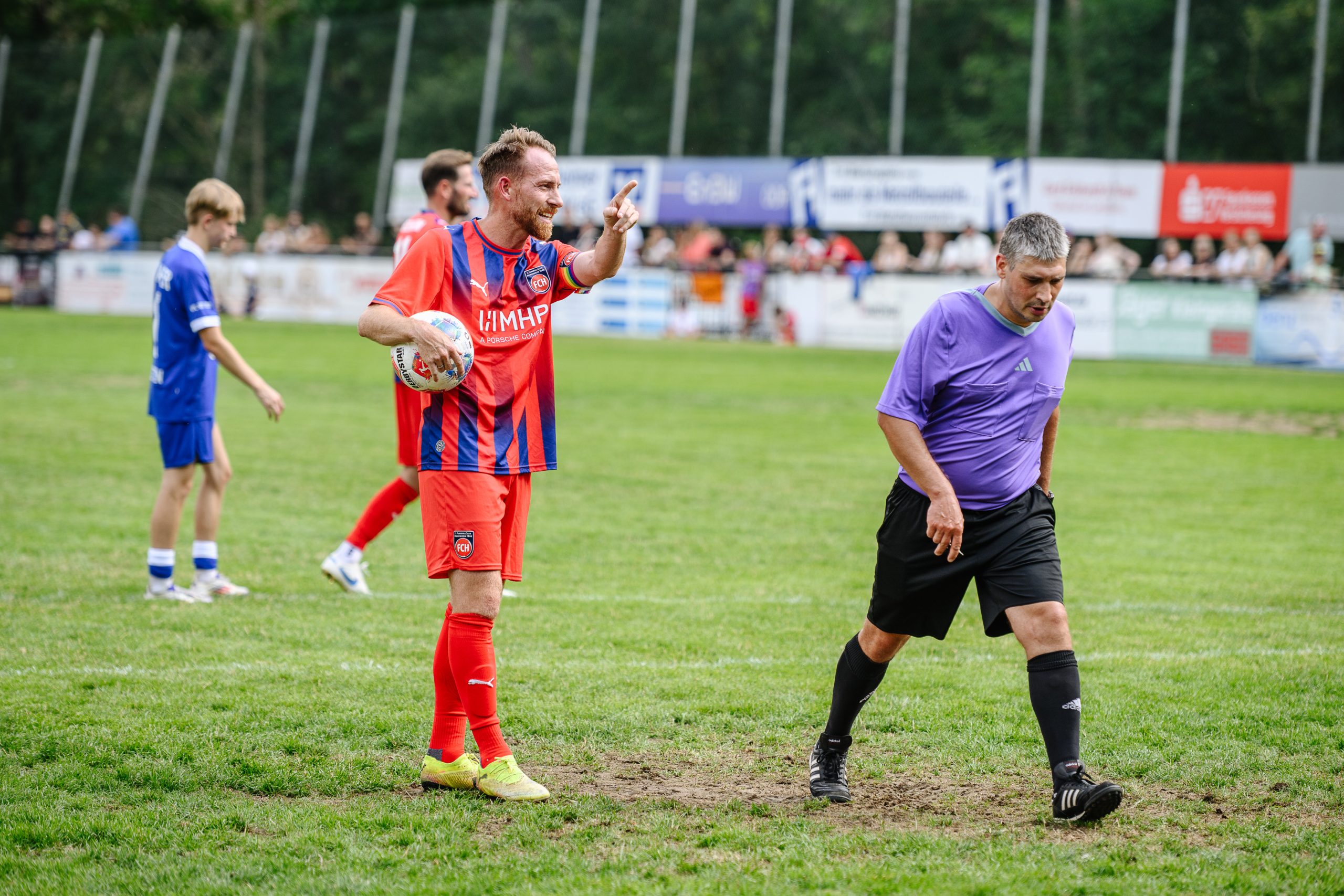 Jetzt wird gemessen: Schiedsrichter Bernd Birkenmaier schreitet zur Tat. Marc Schnatterer vom 1. FC Heidenheim bereitet sich auf den Strafstoß vor.