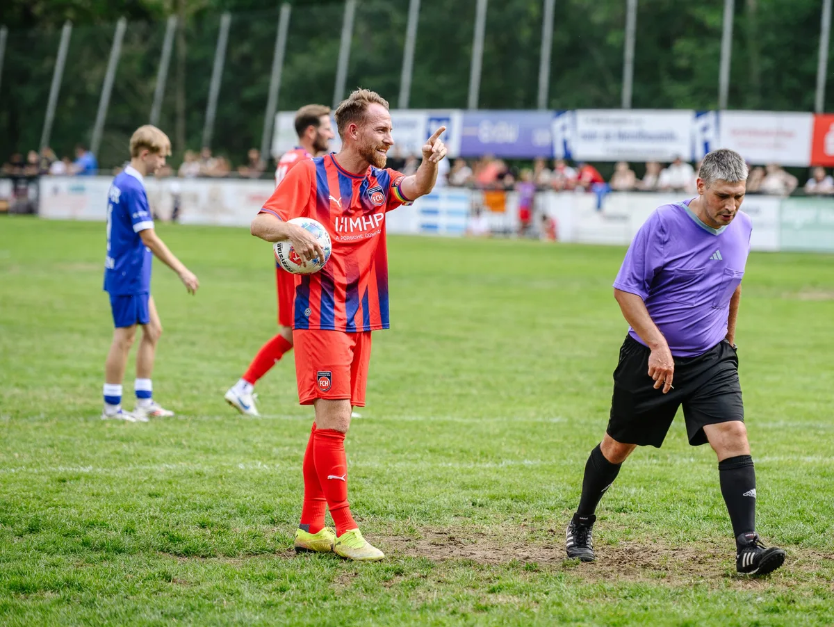 Jetzt wird gemessen: Schiedsrichter Bernd Birkenmaier schreitet zur Tat. Marc Schnatterer vom 1. FC Heidenheim bereitet sich auf den Strafstoß vor.