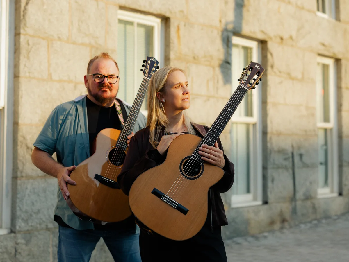 Machen in der Waldorfschule Heidenheim gemeinsame Sache: Don Ross und Julie Malía. Machen in der Waldorfschule Heidenheim gemeinsame Sache: Don Ross und Julie Malía.