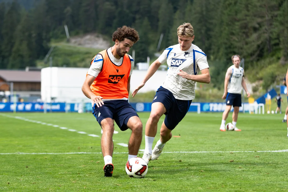 Alessandro Vogt (rechts) hat mit der TSG Hoffenheim die Vorbereitung auf die Bundesligasaison bestritten, könnte nun aber für Heidenheim auflaufen.
