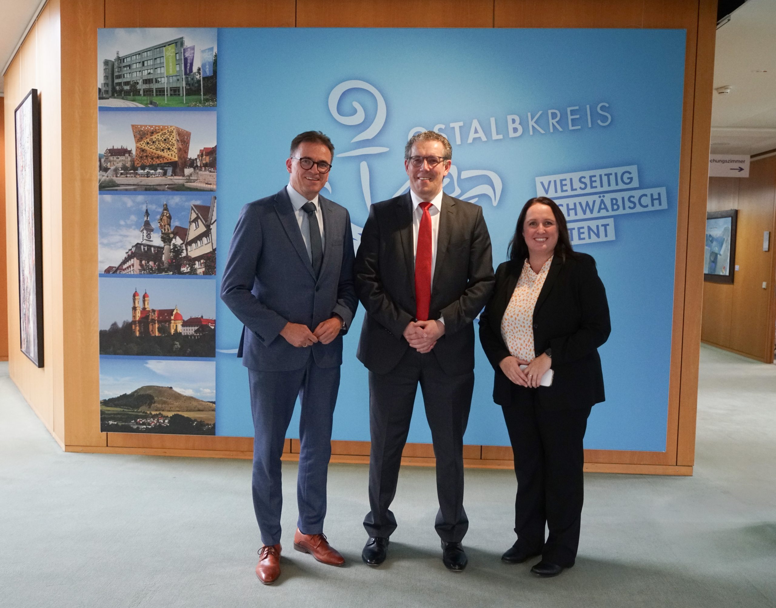 Die Wiro-Spitze mit Landrat Dr. Joachim Bläse, Landrat des Ostalbkreises (links), Landrat Peter Polta, Landrat des Landkreises Heidenheim, und Nadine Kaiser, Geschäftsführerin Wiro.